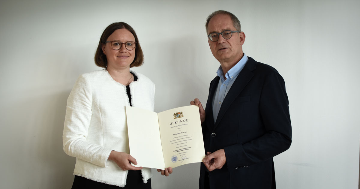 Prof. Rebecca Preller erhält Urkunde